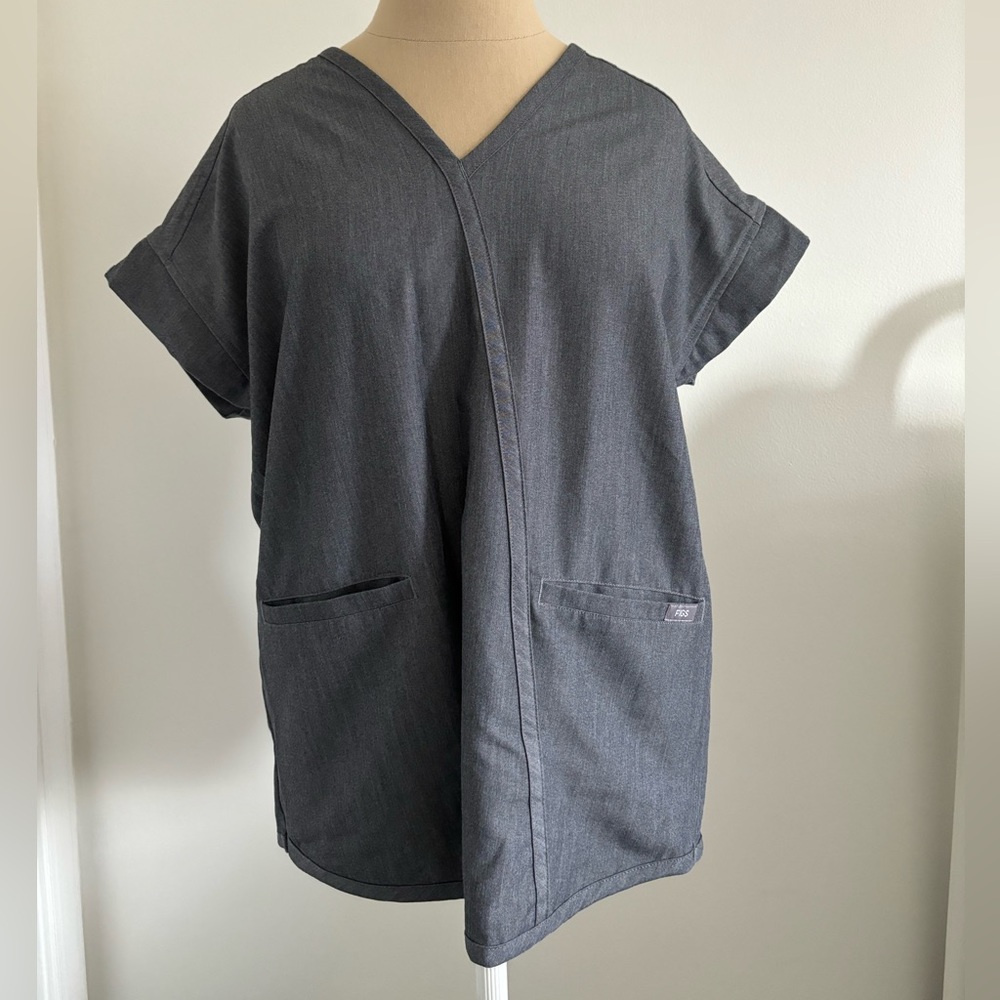 FIGS Scrub Top Graphite Gray size XS